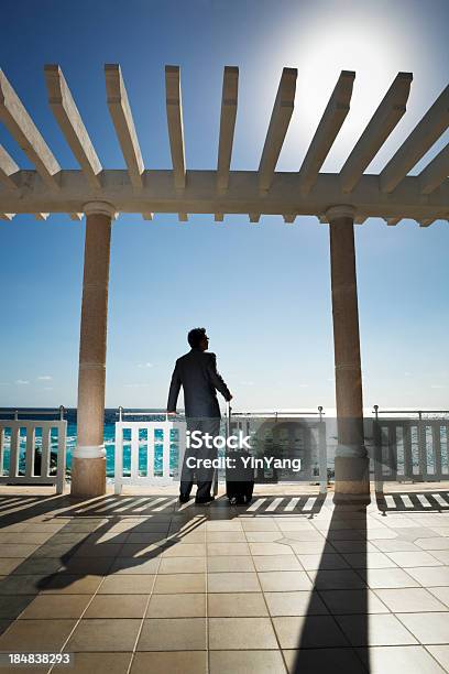 Foto de Empresário Asiático Tirar Férias Na Praia Tropical Beach e mais fotos de stock de Adulto