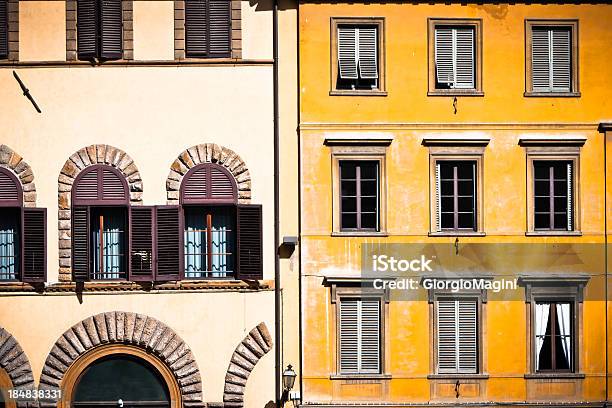 Vecchio Facciate Residenziale A Firenze Italia - Fotografie stock e altre immagini di Appartamento - Appartamento, Firenze, Ambientazione esterna