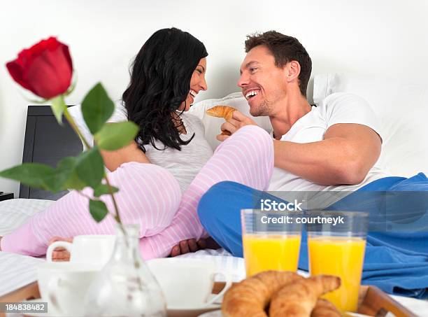 Счастливый Романтическая Пара Едят Завтрак В Постель — стоковые фотографии и другие картинки Завтрак