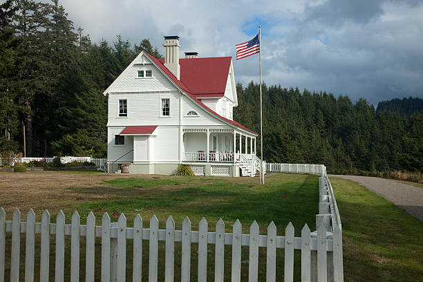 heceta head lighthouse keeper's house, das jetzt ein übernachtung und frühstück - bed and breakfast oregon house oregon coast stock-fotos und bilder