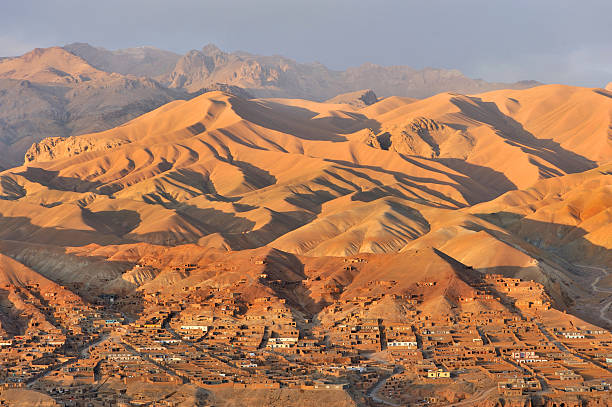 Afgnaistan village y paisaje al atardecer - foto de stock