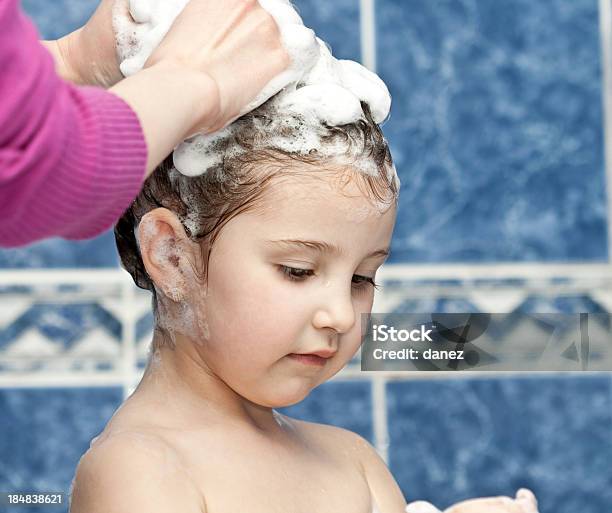 Lavare I Capelli In Bagno - Fotografie stock e altre immagini di Bebé - Bebé, Capelli, Shampoo per capelli