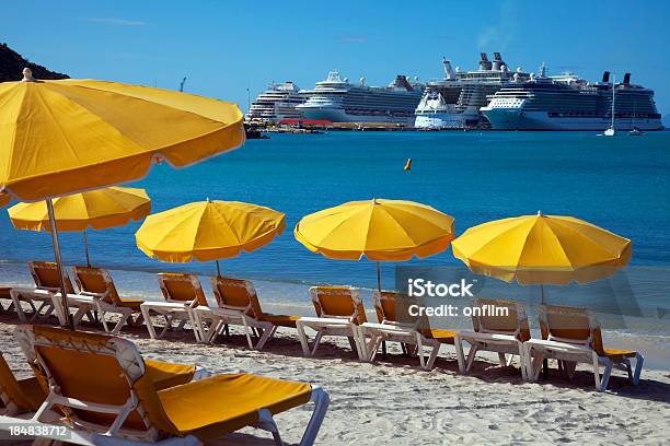 サンラウンジャーとビーチの Sunshades - クルーズ船のストックフォトや画像を多数ご用意 - クルーズ船, クルーズ, 並んでいる