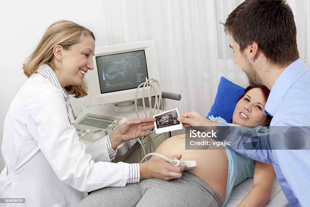 妊娠女性ことが、超音波 - 30-34歳のロイヤリティフリーストックフォト