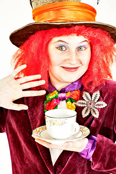 mad hatter acteur - hatter bizarre tea tea party photos et images de collection