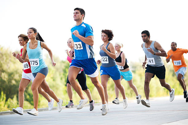 グループでのランニング、クロスカントリーレース。 - running jogging african descent nature ストックフォトと画像