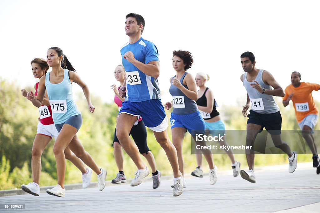 Grupo de corredores em um cross country corrida. - Foto de stock de Maratona royalty-free