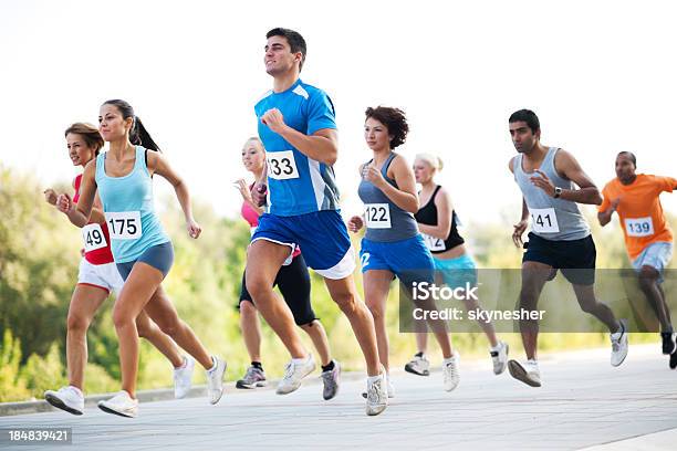 Foto de Grupo De Corredores Em Um Cross Country Corrida e mais fotos de stock de Maratona - Maratona, Correr, Prova de pista