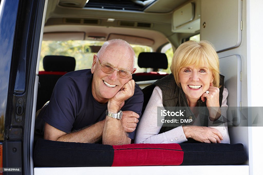 Pareja Senior con Camper en - Foto de stock de 50-59 años libre de derechos