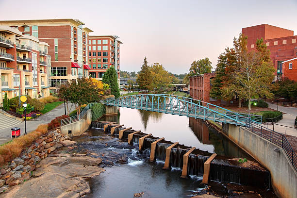 Downtown Greenville South Carolina Falls Park and the Reedy River located in downtown Greenville's Historic West End. Greenville is a city in Greenville County in upstate South Carolina, United States. Nestled into the foothills of the Blue Ridge Mountain Greenville is known for its fabulous restaurants, collection of museums and beautiful scenery south carolina stock pictures, royalty-free photos & images