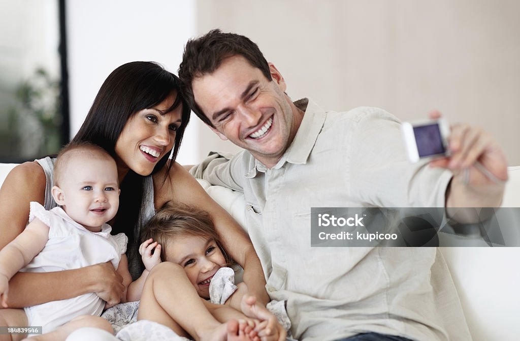 Homem tirando fotos de sua família - Foto de stock de 30 Anos royalty-free