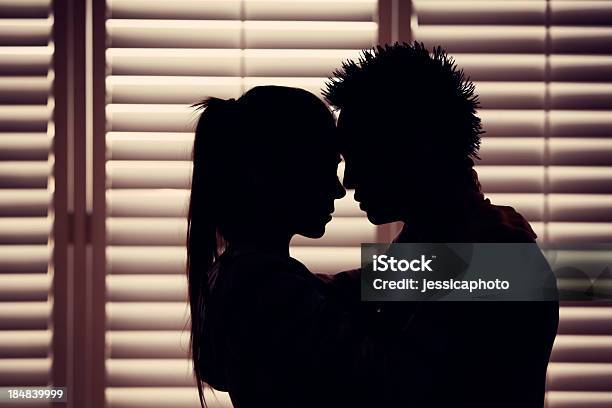Coppia In Amore Silhouette - Fotografie stock e altre immagini di Sesso e riproduzione sessuale - Sesso e riproduzione sessuale, Comportamento sessuale umano, Infedeltà