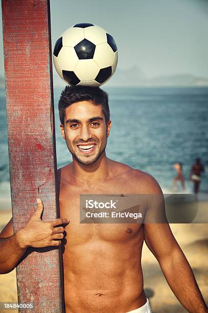 Photo libre de droit de Homme Avec Ballon De Football À Rio De Janeiro banque d'images et plus d'images libres de droit de Activité - Activité, Activité de loisirs, Adulte