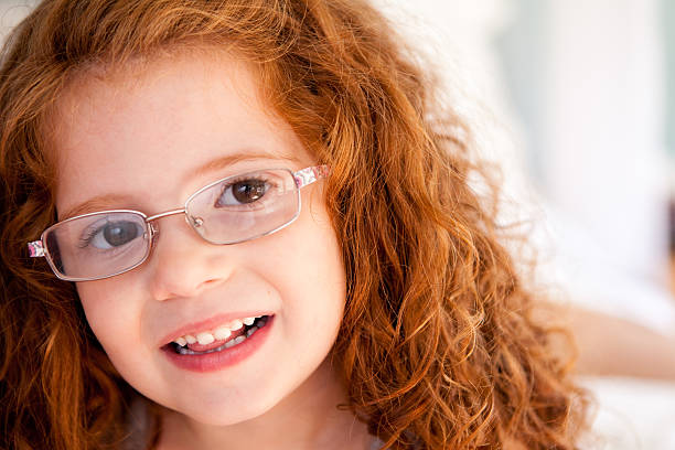 zbliżenie kolor obraz szczęśliwa dziewczyna w okularach - glasses child red hair little girls zdjęcia i obrazy z banku zdjęć