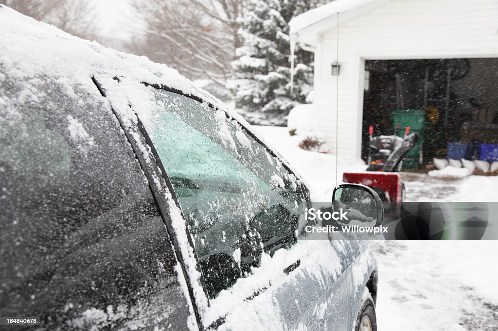 Snowblower 車で冬ブリザードのドライブウェイ - 自動車のロイヤリティフリーストックフォト