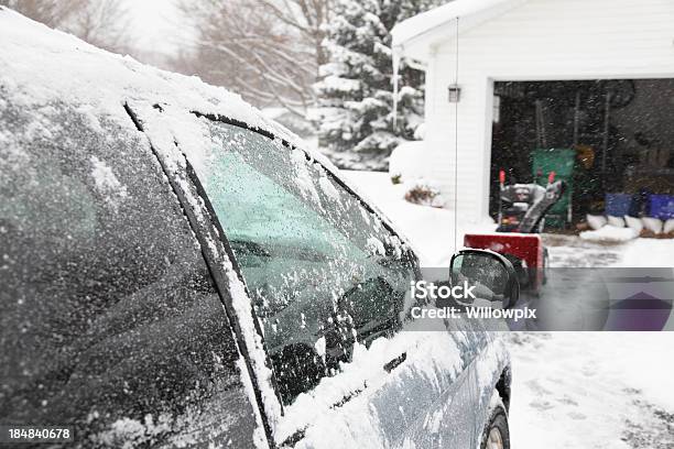 Foto de Carro E Removedor De Neve No Inverno Blizzard Entrada e mais fotos de stock de Carro