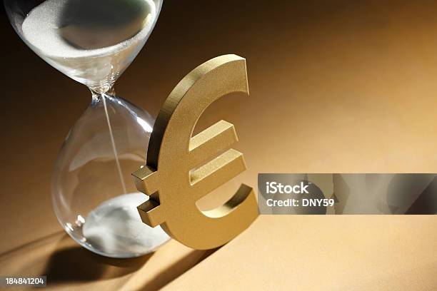 Crisis De La Deuda Europea Foto de stock y más banco de imágenes de Símbolo de Moneda de la Comunidad Europea - Símbolo de Moneda de la Comunidad Europea, Reloj de arena, Arena