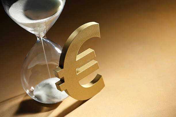 europejski kryzys zadłużenia - euro symbol crisis time debt zdjęcia i obrazy z banku zdjęć