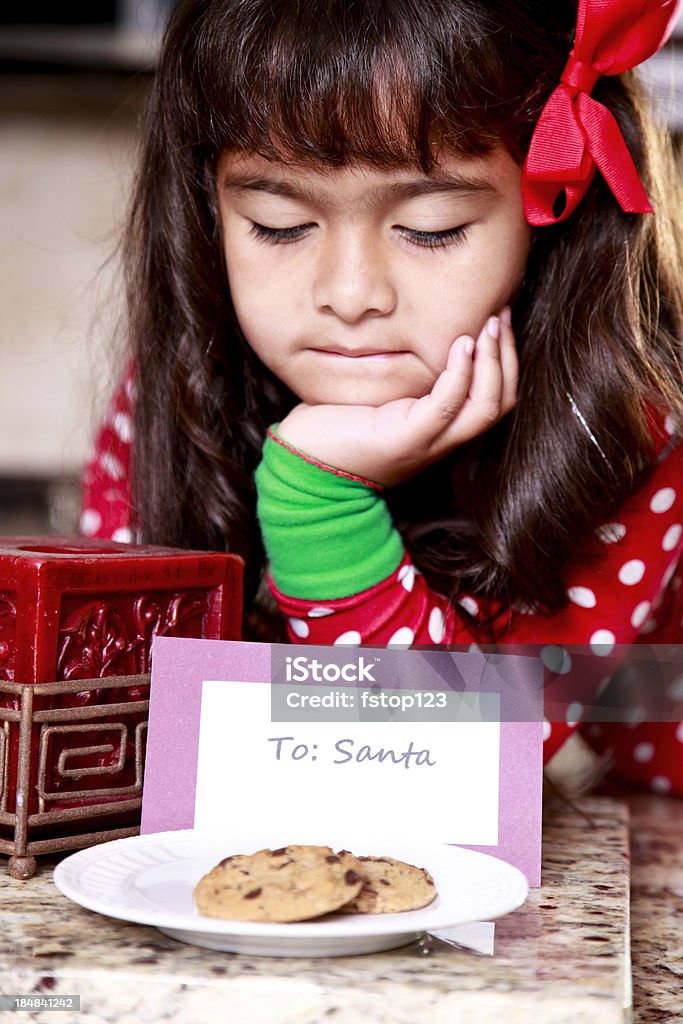 Niña de Santa le espera de obtener su cookies. - Foto de stock de 4-5 años libre de derechos