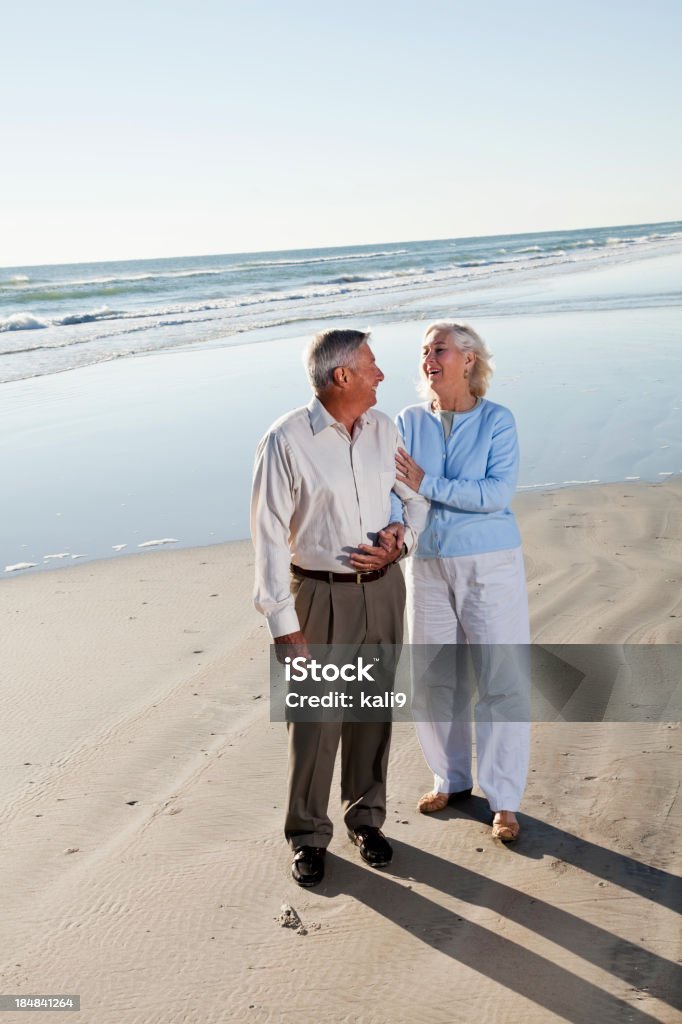 Senior par de pie en la playa - Foto de stock de 60-69 años libre de derechos