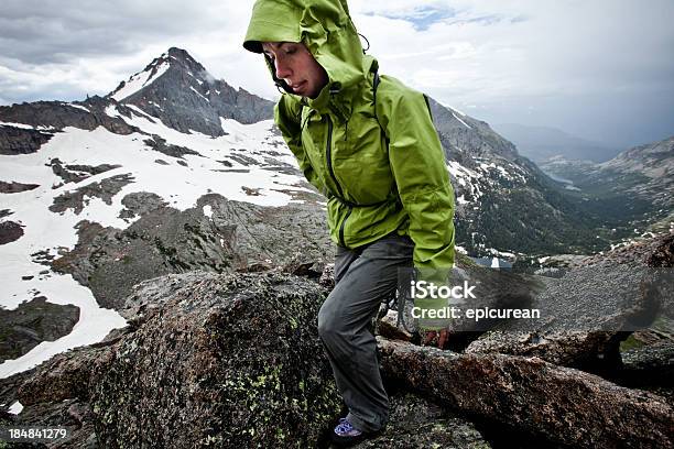 Weibliche Felsklettern Auf Einer Stürmischen Gipfel In Colorado Stockfoto und mehr Bilder von Bergsteigen