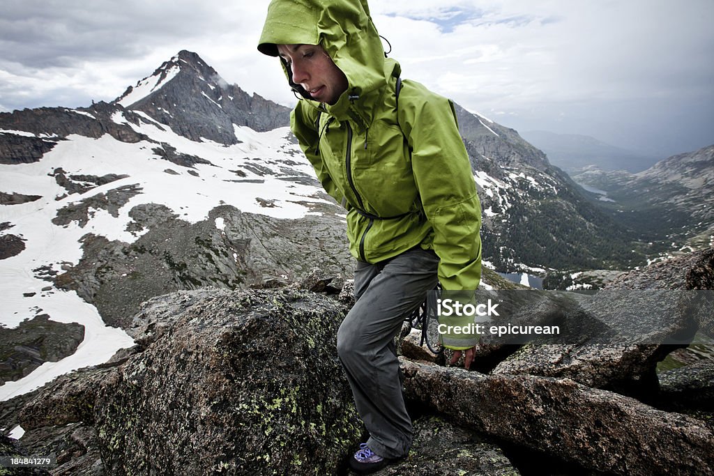 雌ロッククライマー、コロラドの嵐のサミット - 登山のロイヤリティフリーストックフォト