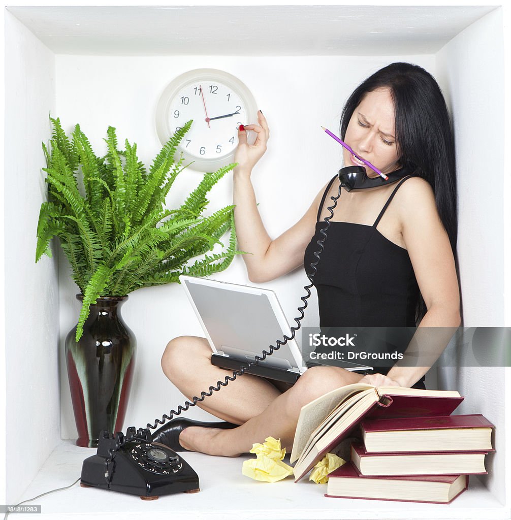 Business Frau Multitasking in kleinen Trennwand - Lizenzfrei Beengt Stock-Foto