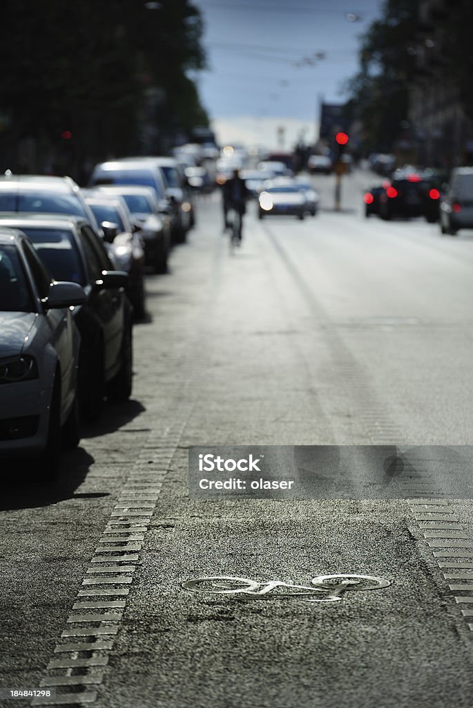 Bicicletta lane e traffico - Foto stock royalty-free di Ambientazione esterna