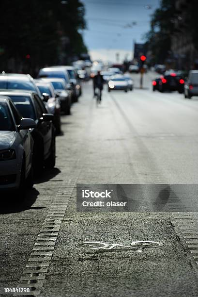 Bicicletta Lane E Traffico - Fotografie stock e altre immagini di Ambientazione esterna - Ambientazione esterna, Asfalto, Attività