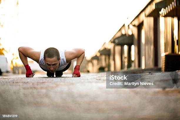 Bootcamp Pushups Foto de stock y más banco de imágenes de Actividad - Actividad, Adulto, Alerta