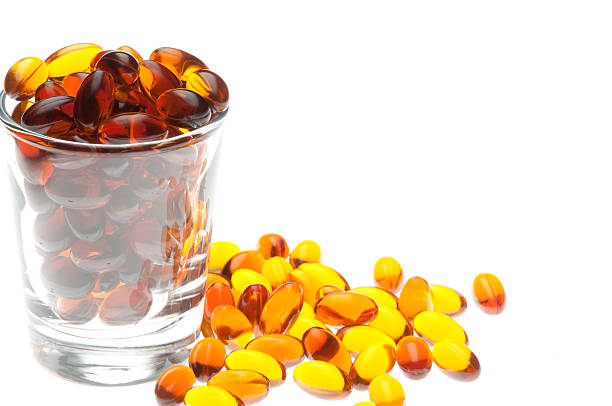 bicchierino da shot ricco di vitamine - lightbox nutritional supplement clipping path antioxidant foto e immagini stock