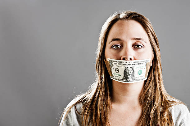 jeune femme passive accepte être gagged avec 1 dollars américains - currency silence censorship behavior photos et images de collection