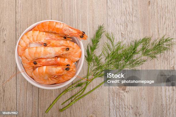 Hervido Camarones Con Eneldo Desde Arriba Foto de stock y más banco de imágenes de Alimento - Alimento, Blanco - Color, Camarón - Marisco