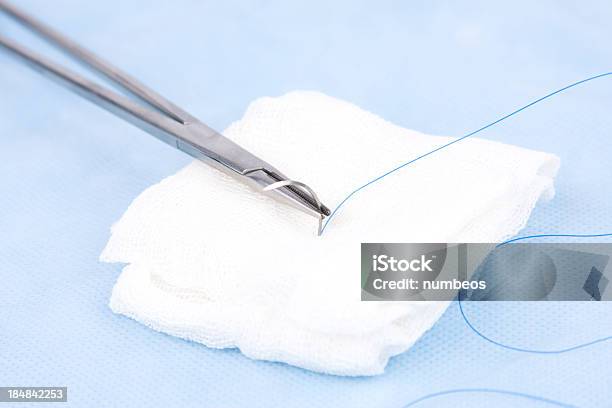 Foto de Médico Stitch e mais fotos de stock de Bisturi Cirúrgico - Bisturi Cirúrgico, Cirurgia, Equipamento