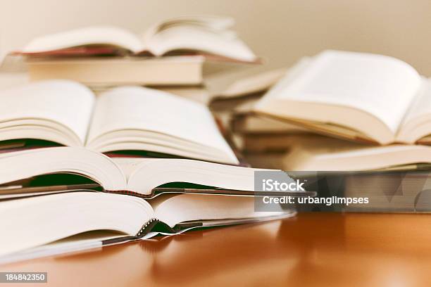 Książki - zdjęcia stockowe i więcej obrazów Książka - Książka, Wysoki kontrast, Aranżacja