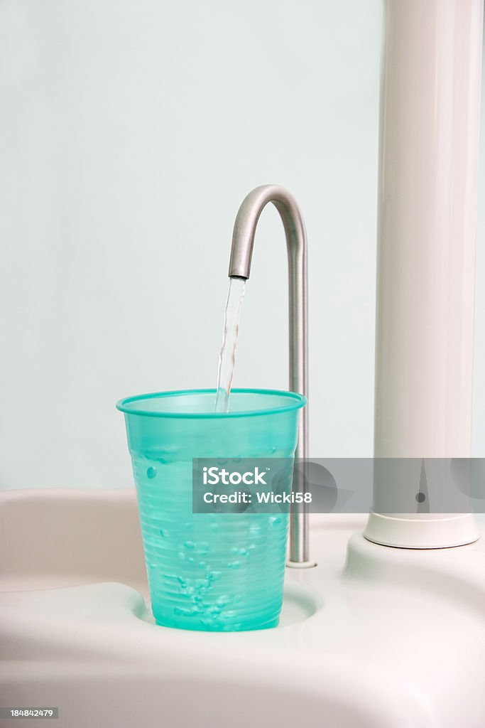Dentista tazza di acqua - Foto stock royalty-free di Accudire
