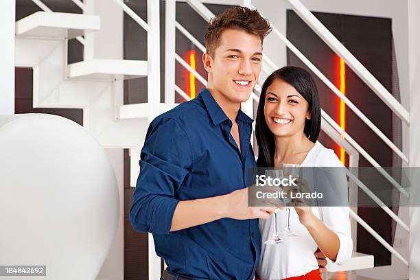 Foto de Italiano Feliz Casal Celebrando Em Casa Moderna e mais fotos de stock de Adulto - Adulto, Amizade, Amor