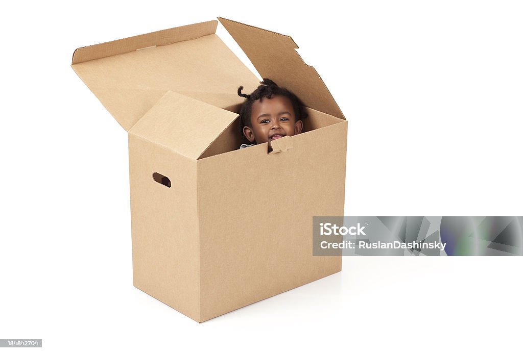 Adorabile 2-3 anni bambino in una scatola di cartone. - Foto stock royalty-free di Scatola