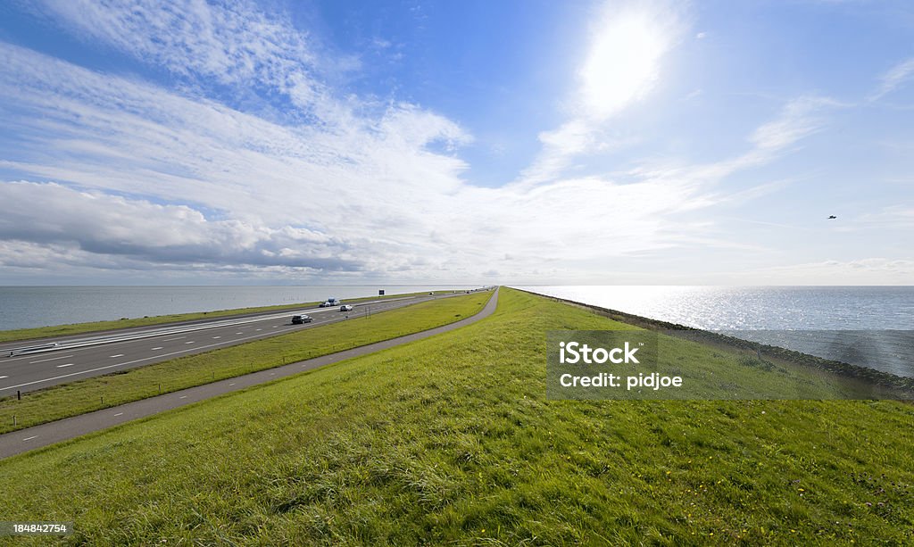 Ruch na Afsluitdijk w Niderlandach - Zbiór zdjęć royalty-free (Wał przeciwpowodziowy)