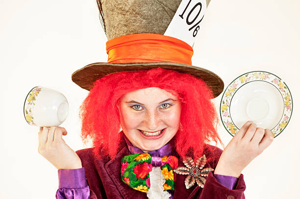 mad hatter attore - alice in wonderland tea party tea bizarre foto e immagini stock