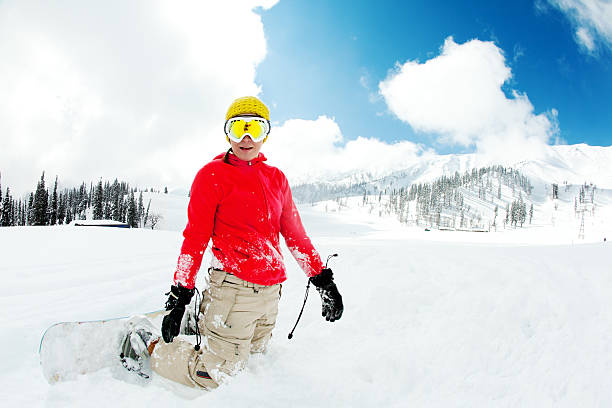 resort de esqui na índia - snowboarding snowboard teenager red - fotografias e filmes do acervo