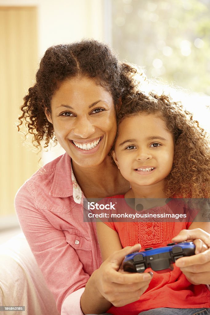 Madre y duaghter jugando juegos para ordenador/computador (a - Foto de stock de De ascendencia mixta libre de derechos