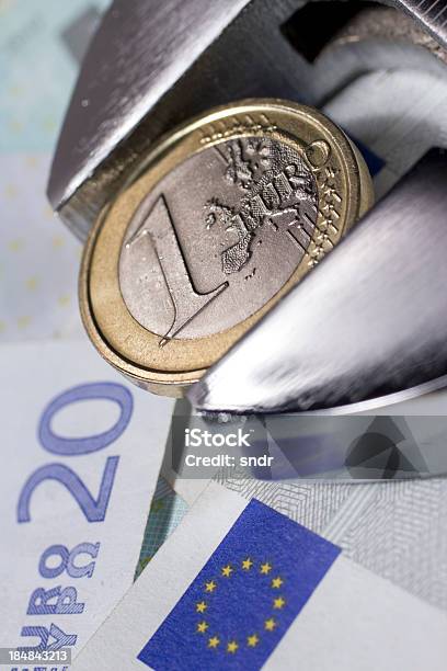Austerity ユーロ - 緊縮財政のストックフォトや画像を多数ご用意 - 緊縮財政, 1ユーロ硬貨, 20ユーロ紙幣