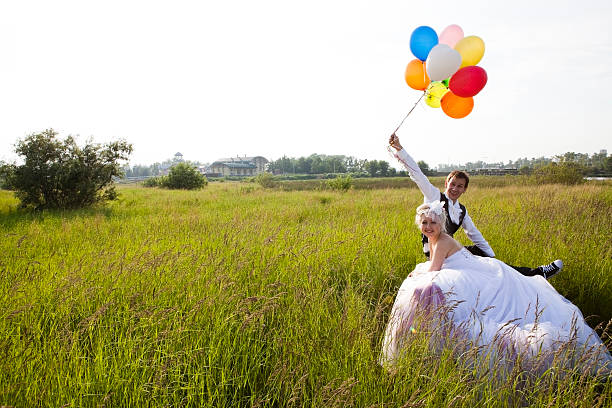 istock Newlyweds with balloons 184843301