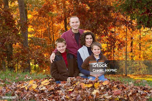 Jesień Portret Rodzina Czterech Liści Z Długim Włosem - zdjęcia stockowe i więcej obrazów Brat