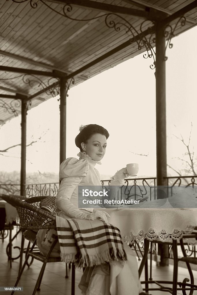 Estilo victoriano. Té de tiempo. - Foto de stock de Mujeres libre de derechos