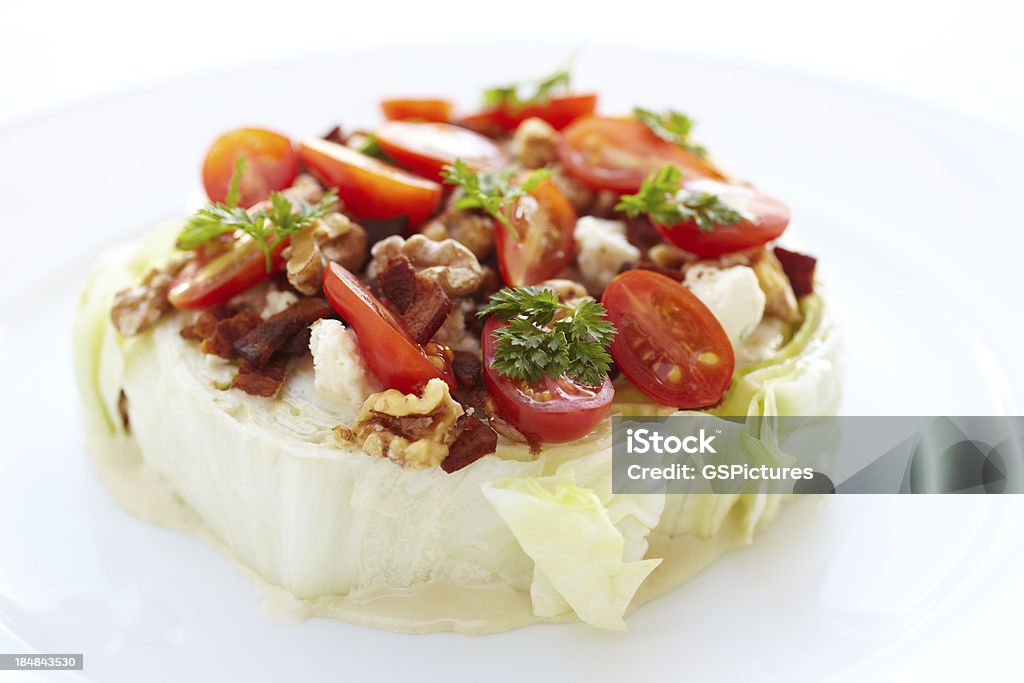 Eisbergsalat-Salat mit traditionellen Tomatensorten Tomaten und Blauschimmelkäse - Lizenzfrei Ansicht aus erhöhter Perspektive Stock-Foto