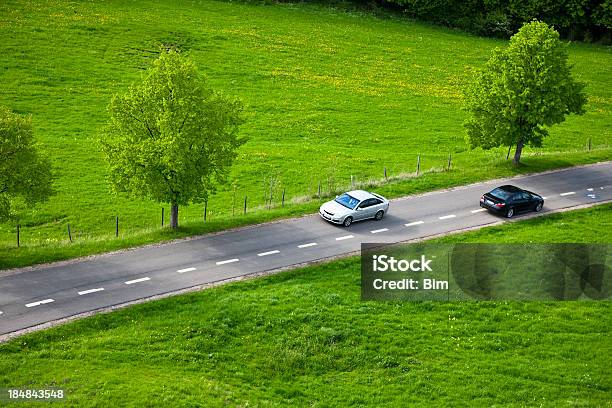 Dos Coches Rápidos En Carretera De Campo Foto de stock y más banco de imágenes de Coche - Coche, Carretera de campo, Dos objetos