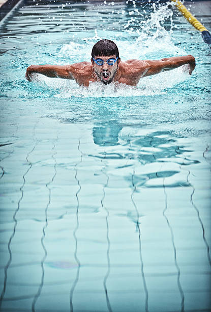 natación en la competencia macho - braza fotografías e imágenes de stock