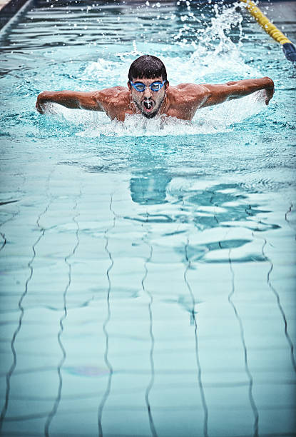 mężczyzna pływać w konkurencji - butterfly swimming zdjęcia i obrazy z banku zdjęć